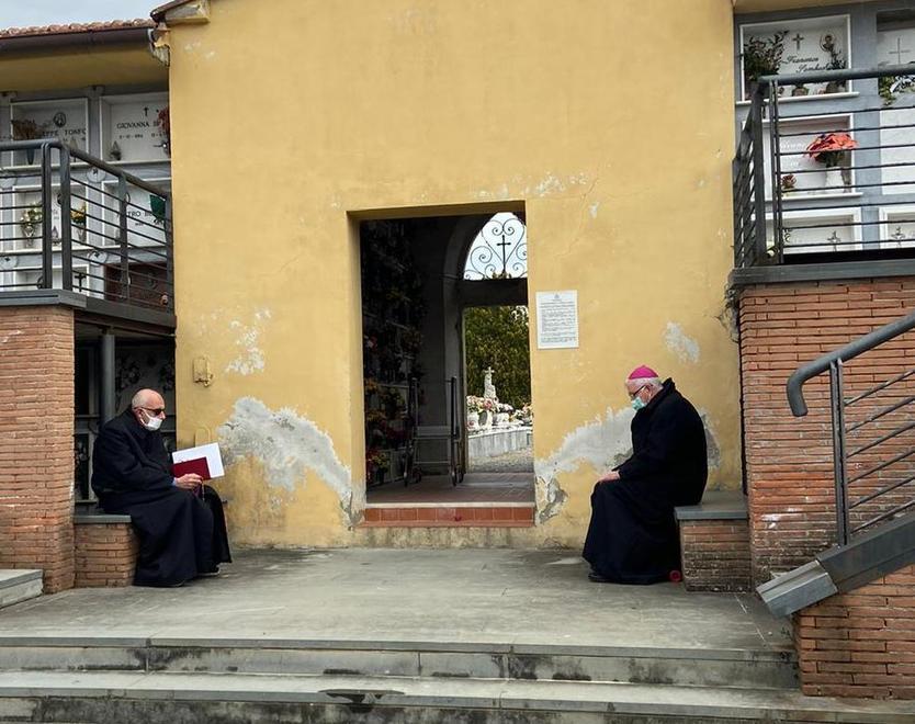 Al cimitero la preghiera solitaria del vescovo 