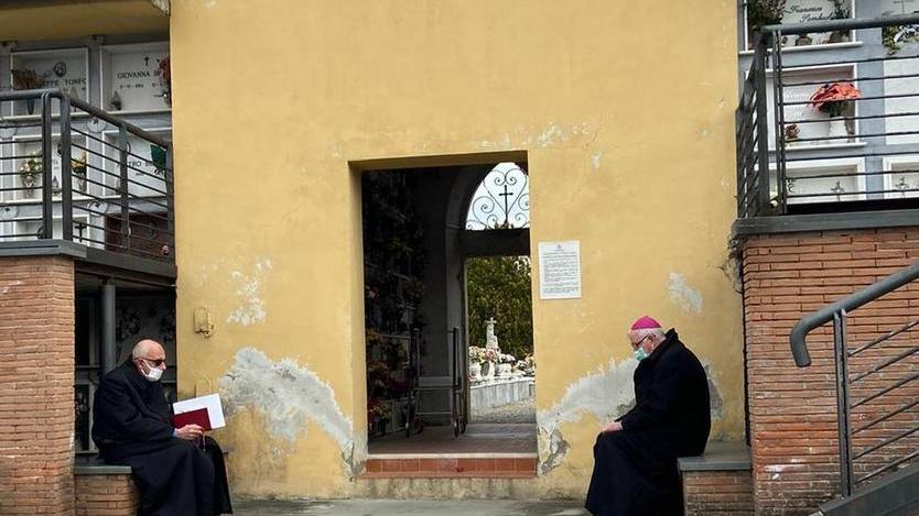 Al cimitero la preghiera solitaria del vescovo