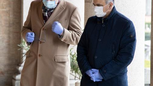 Don Erio e il sindaco in preghiera al cimitero
