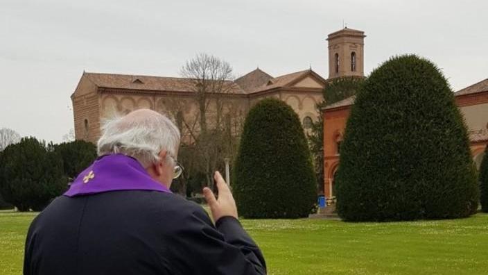 La preghiera del vescovo e l’omaggio dei sindaci