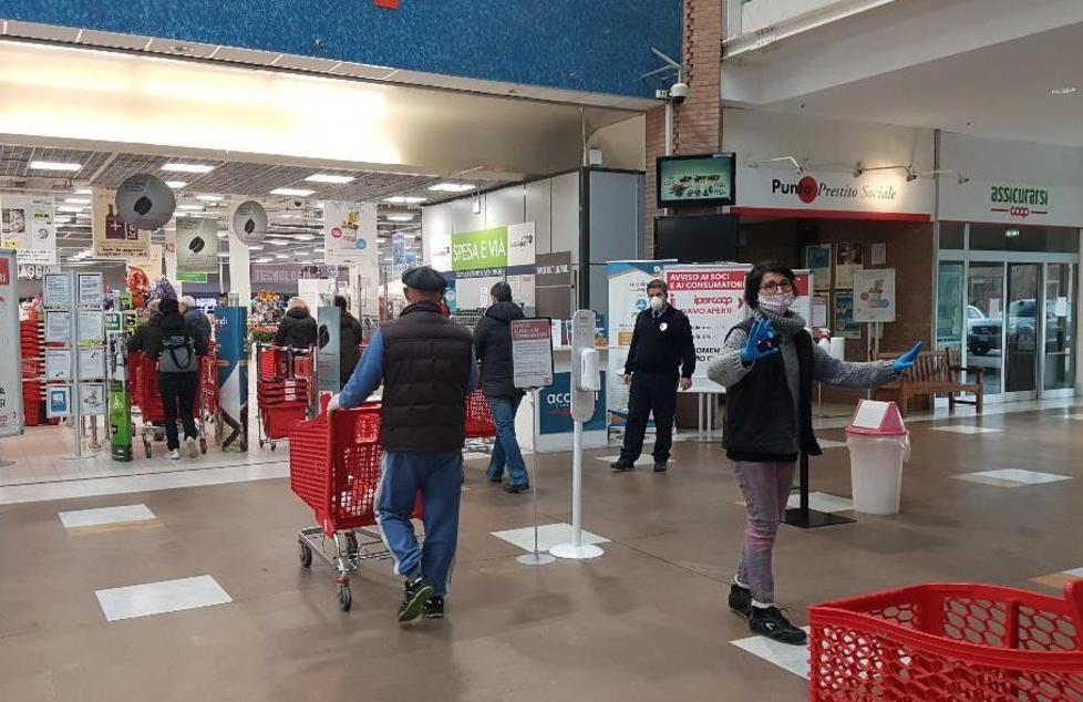Il Wi-Fi diventa comodità nelle lunghe ore in coda «Ferraresi molto diligenti»