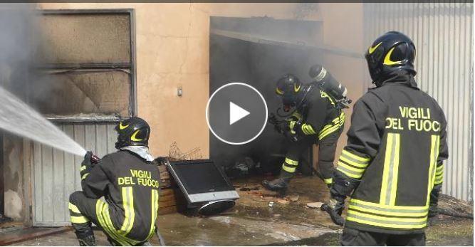 Incendio devasta il magazzino ricambi a Cocomaro di Cona