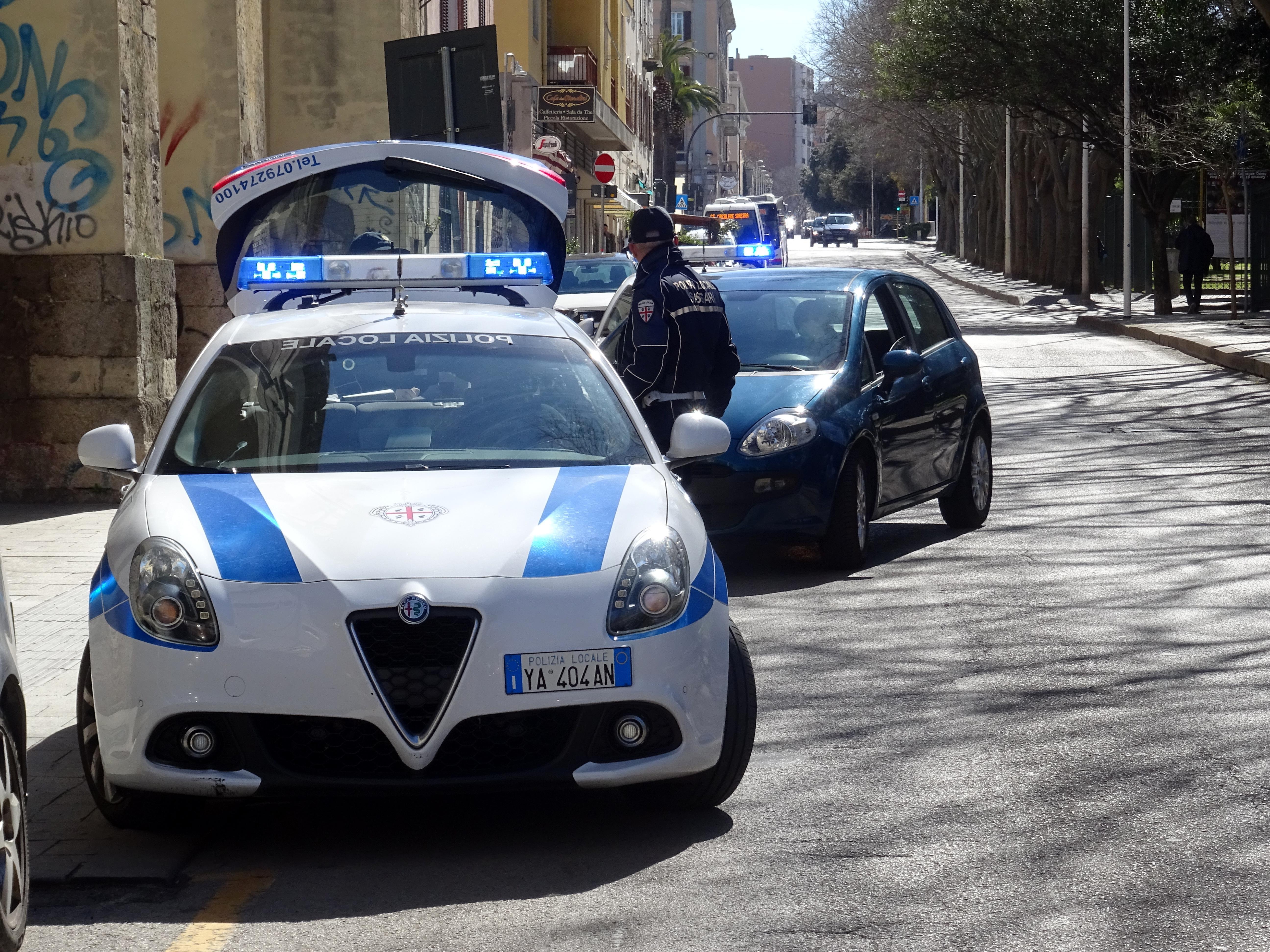 Sassari, venditore ambulante di frutta e verdura scoperto e denunciato dai vigili urbani