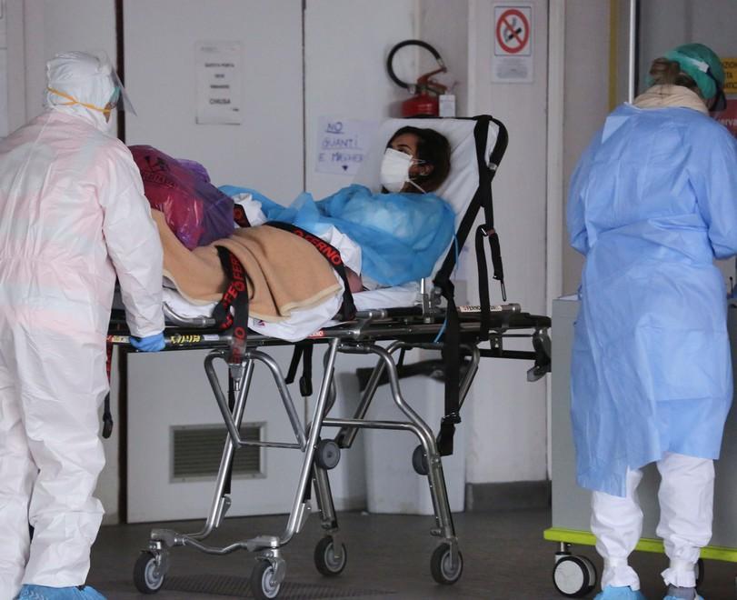 Coronavirus, l’appello di chi non vede da giorni i genitori anziani ricoverati: «Per favore pensate a come poter fare le videochiamate»