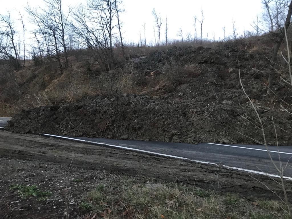 Pavullo, frana sulla fondovalle Panaro vicino a Ponte Samone