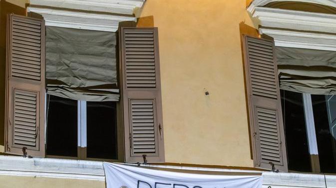 Lo striscione esposto alle finestre del Comune di Ferrara