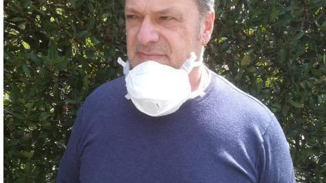 Il grande cuore del babbo-operaio: compra mille mascherine per i compaesani