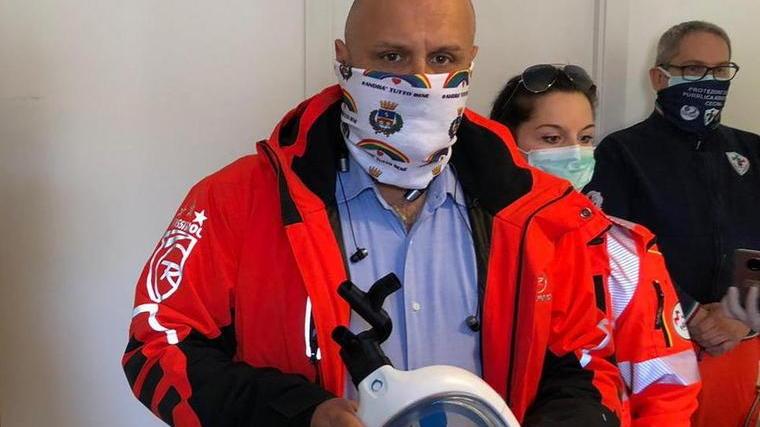 Il sindaco Samuele Lippi con la maschera di Decathlon in mano