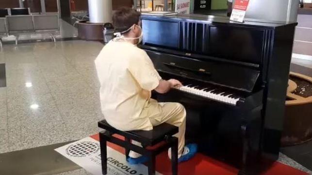 Medico pianista suona Queen in ospedale