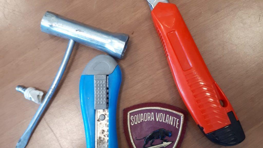 Il materiale sequestrato dalle volanti