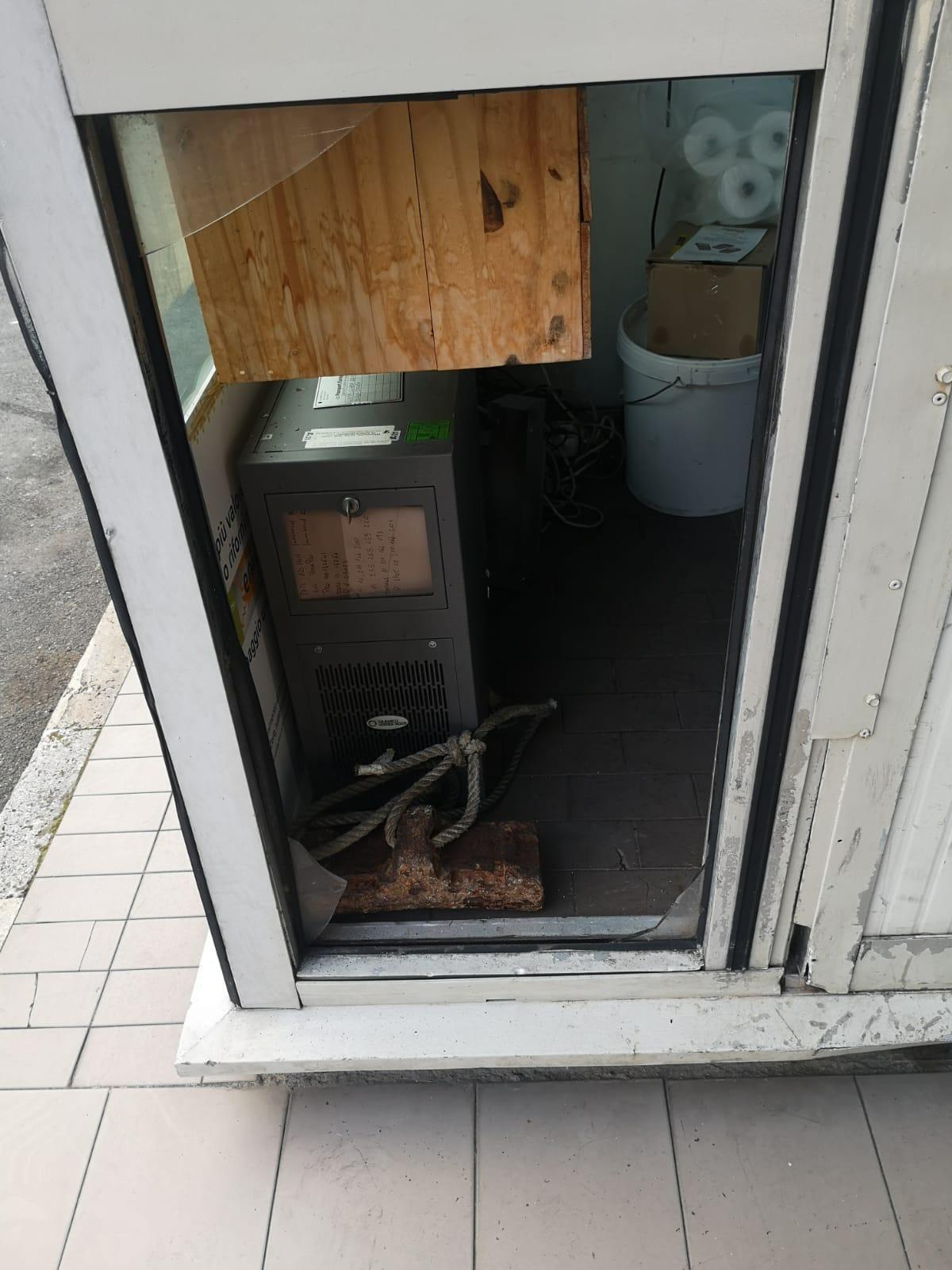 I danni al distributore di benzina sugli scali Cialdini