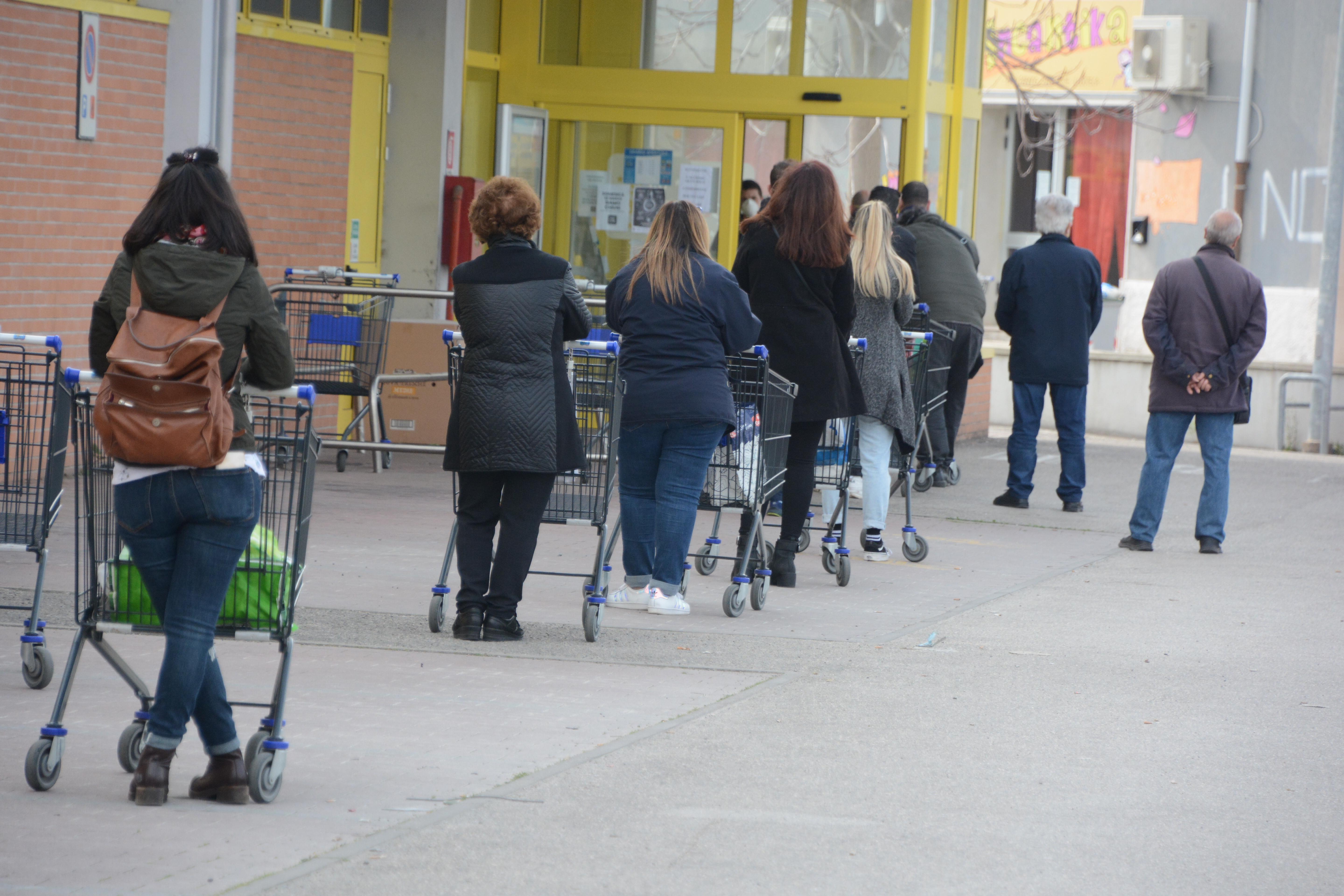 Fila al supermercato (foto Mauro Chessa)