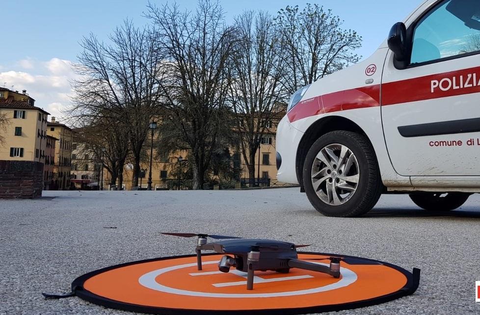 La polizia insegue blocca e denuncia tre giovani in auto 