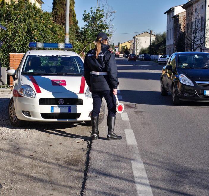 I vigili urbani e il dono delle Sartine «Un regalo che ci ha commosso» 