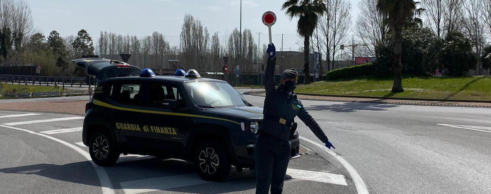 Allestisce negozio in casa per aggirare la chiusura Scoperto dalla Finanza