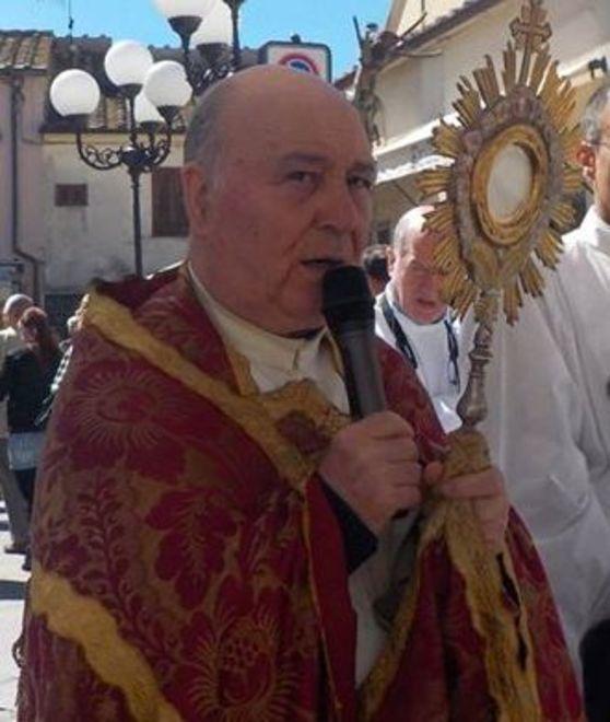 Don Emanuele Cavallo celebra messa sul web