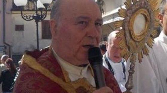 Don Emanuele Cavallo celebra messa sul web