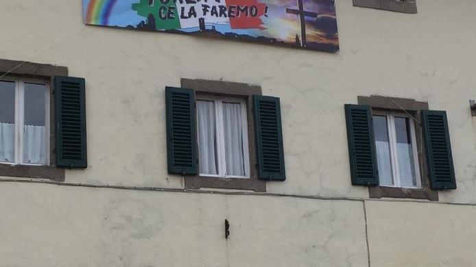 Lo striscione di Don Gianni per dar forza alla comunità
