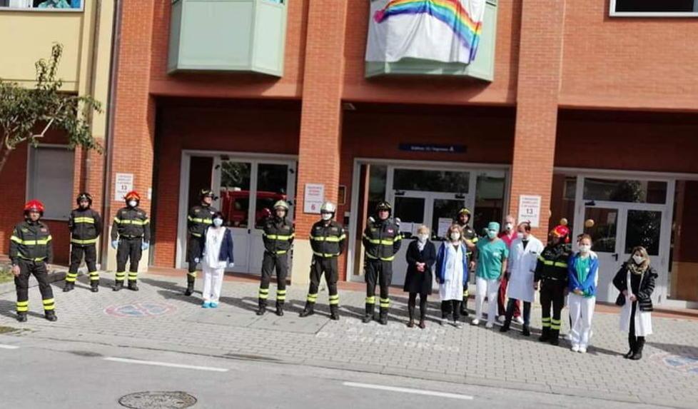 Il grazie dei vigili del fuoco agli operatori impegnati a salvare vite in ospedale 