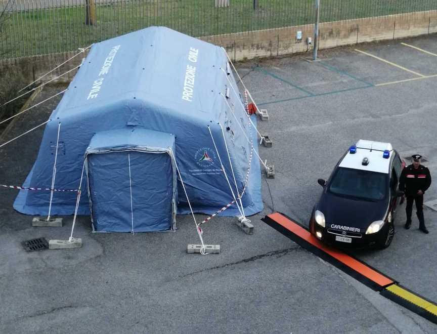 Una tenda allestita per le udienze di convalida 