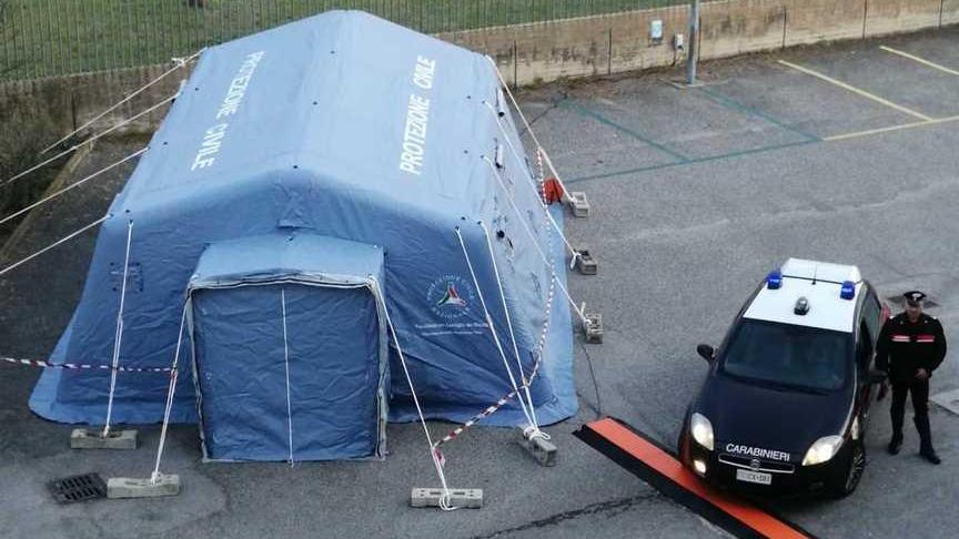 Una tenda allestita per le udienze di convalida