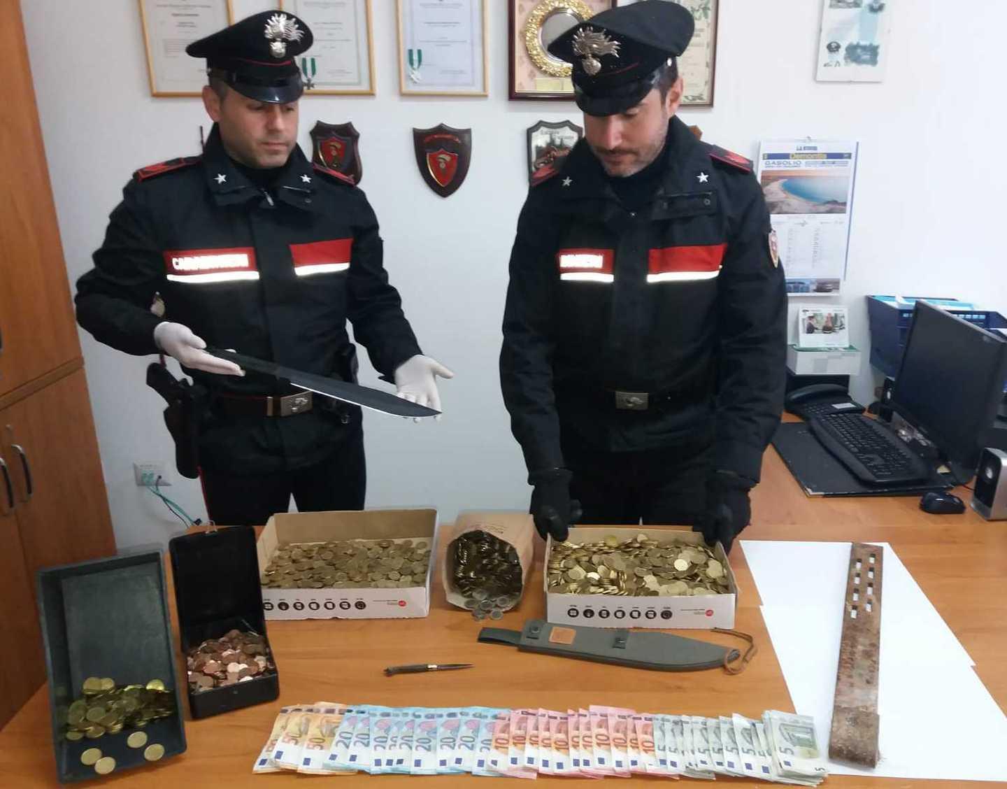 Svaligia una tabaccheria: ladro inseguito e arrestato 