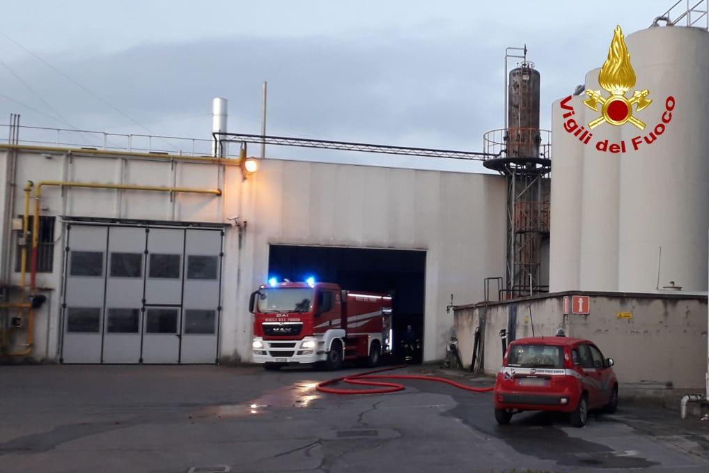I Vigili dle fuoco nel piazzale della tintoria