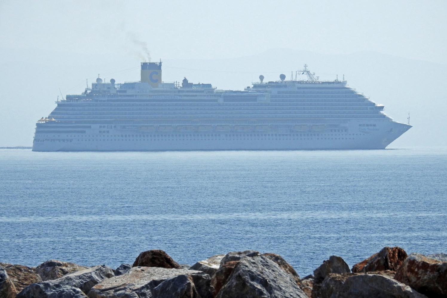 Coronavirus, in porto a Piombino la Costa Diadema. Fine dell'odissea per le 1250 persone a bordo 