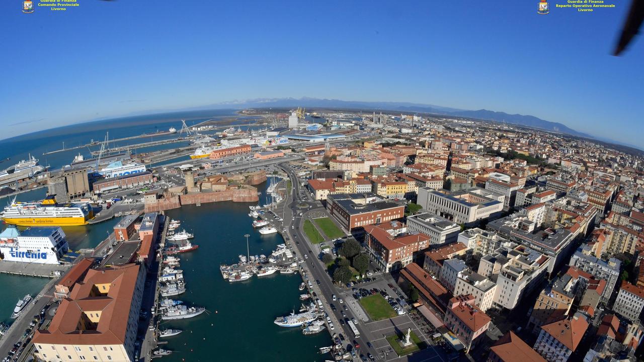 Una veduta aerea di Livorno dall'elicottero della guardia di finanza