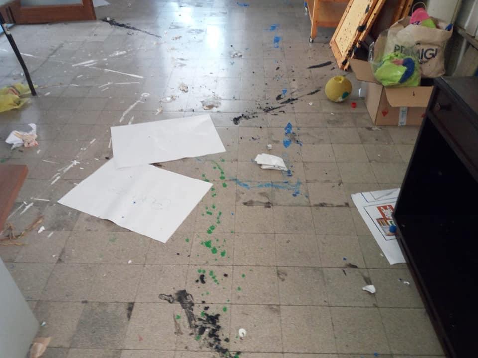 Vandali alla scuola elementare Frosini: danni e mura e pavimenti imbrattati
