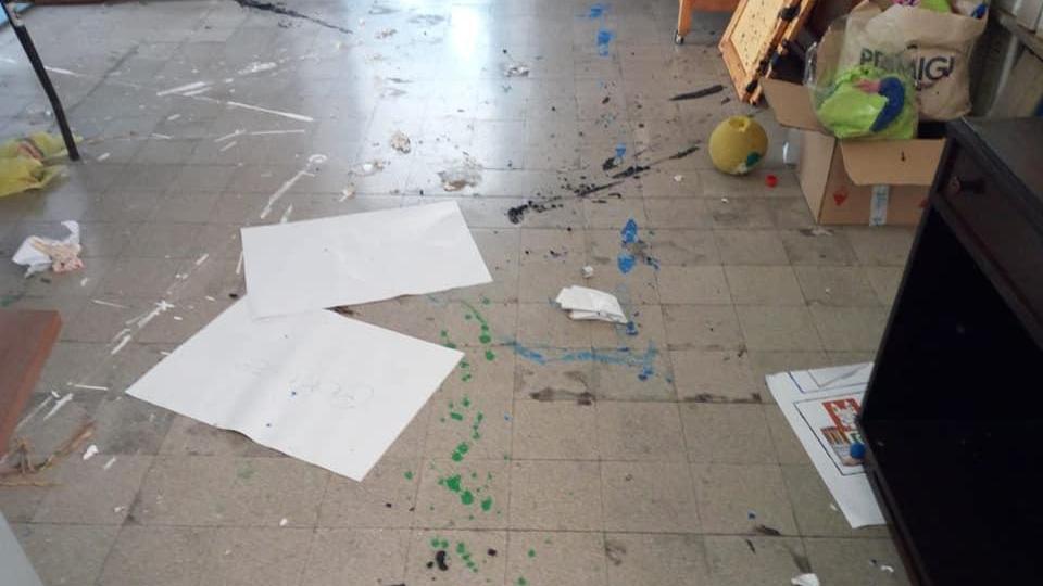 Vandali alla scuola elementare Frosini: danni e mura e pavimenti imbrattati
