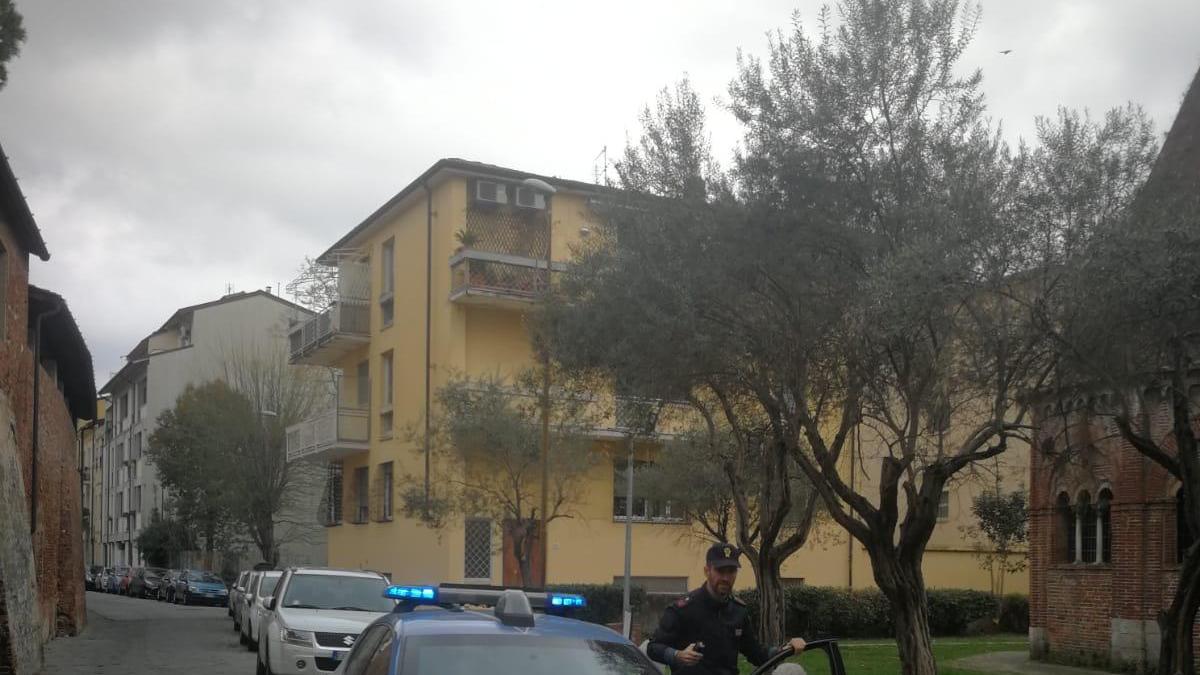 Pisa, incrocia sulla porta il ladro in fuga: aveva il volto coperto dalla mascherina