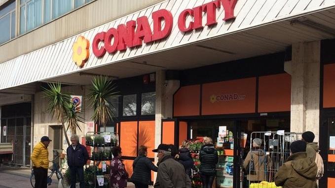 Coronavirus, il Conad di via 2 Giugno chiude al pubblico: restano consegne a domicilio e alla porta