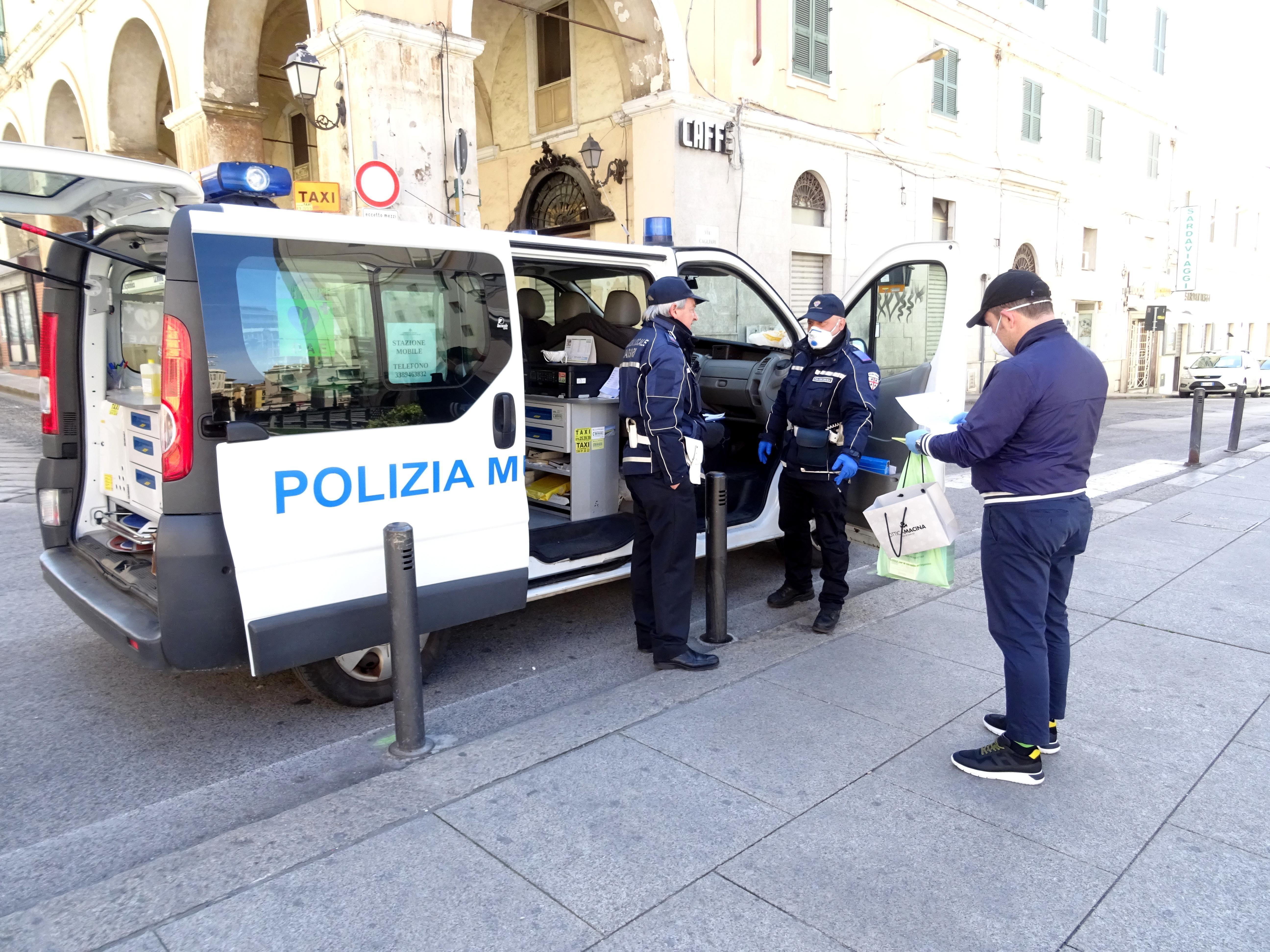 Si incontravano per fumare e parlare per strada: due sassaresi sanzionati 