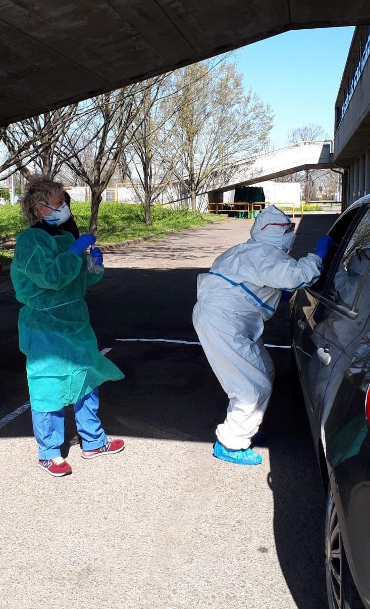 Coronavirus, netto calo dei nuovi positivi in Emilia Romagna: sono 412. A Modena 43 nuovi casi e 14 morti A Modena iniziano i tamponi con test in auto anche per i cittadini
