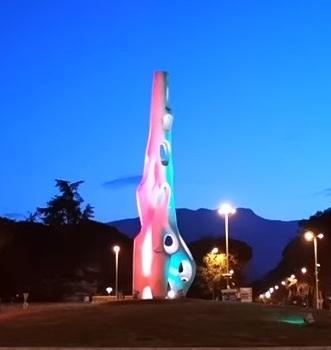La scultura di Dunchi diventa tricolore