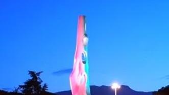 La scultura di Dunchi diventa tricolore