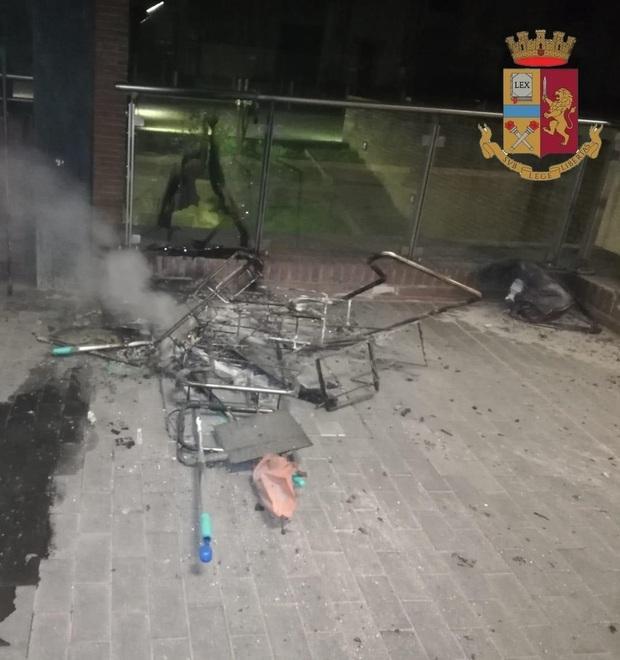 Brucia di notte un carrello delle pulizie 