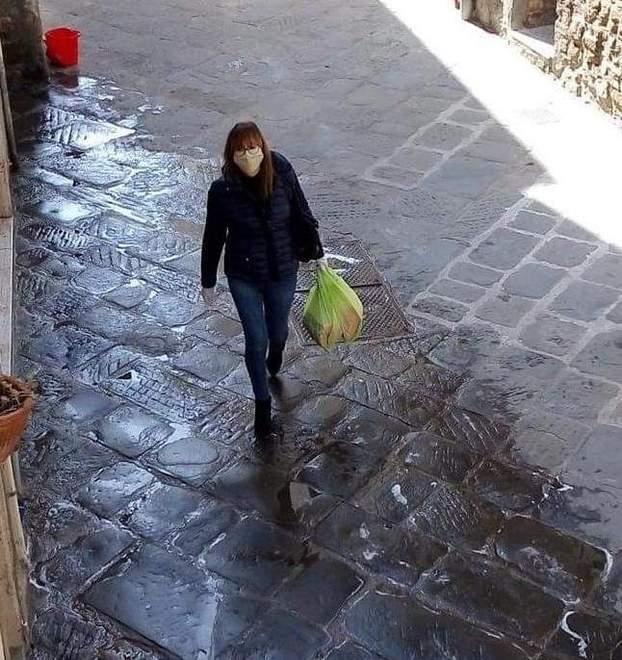 La sindaca cade mentre consegna le mascherine 