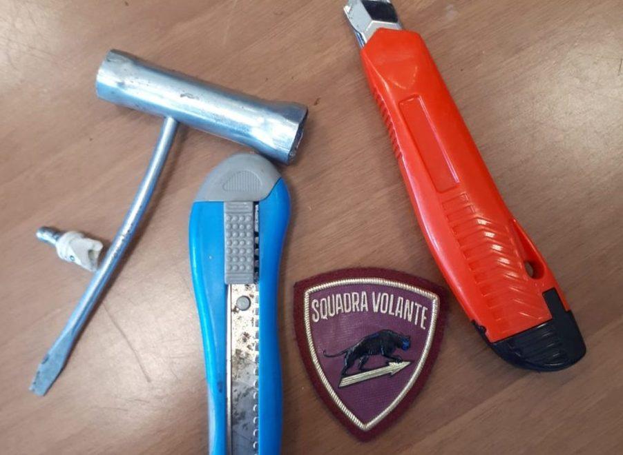 Sorpreso dalla polizia dentro una Mercedes, denunciato per furto