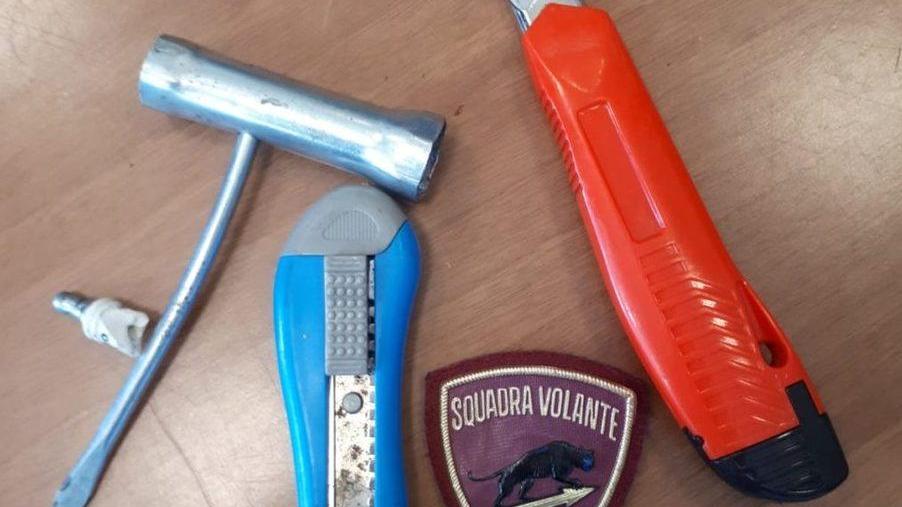 Sorpreso dalla polizia dentro una Mercedes, denunciato per furto