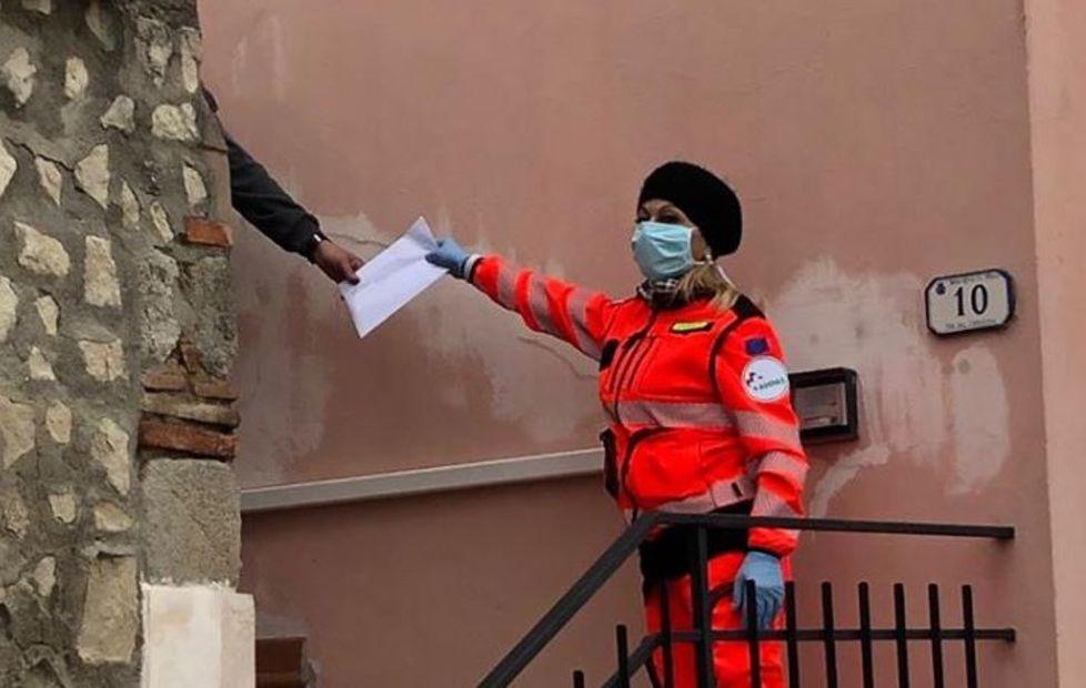 Volontari al lavoro con le consegne