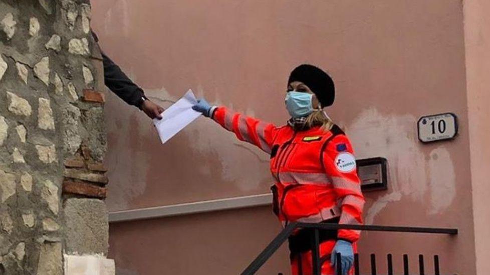 Volontari al lavoro con le consegne