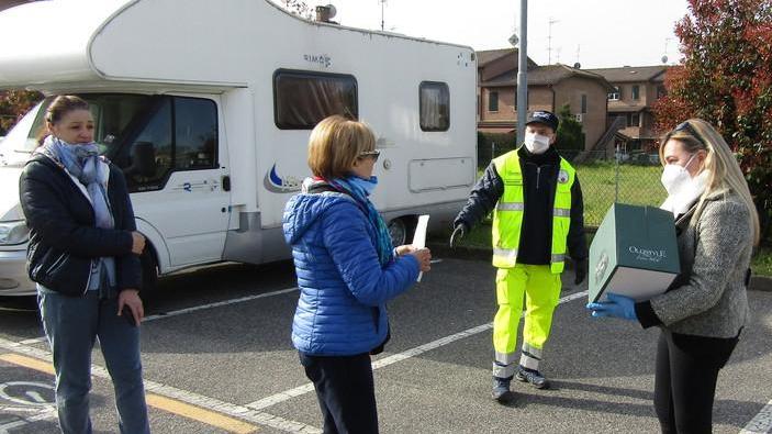 Solidarietà con gli aiuti in campo Cinquecento kit di dispositivi dati gratuitamente alle famiglie
