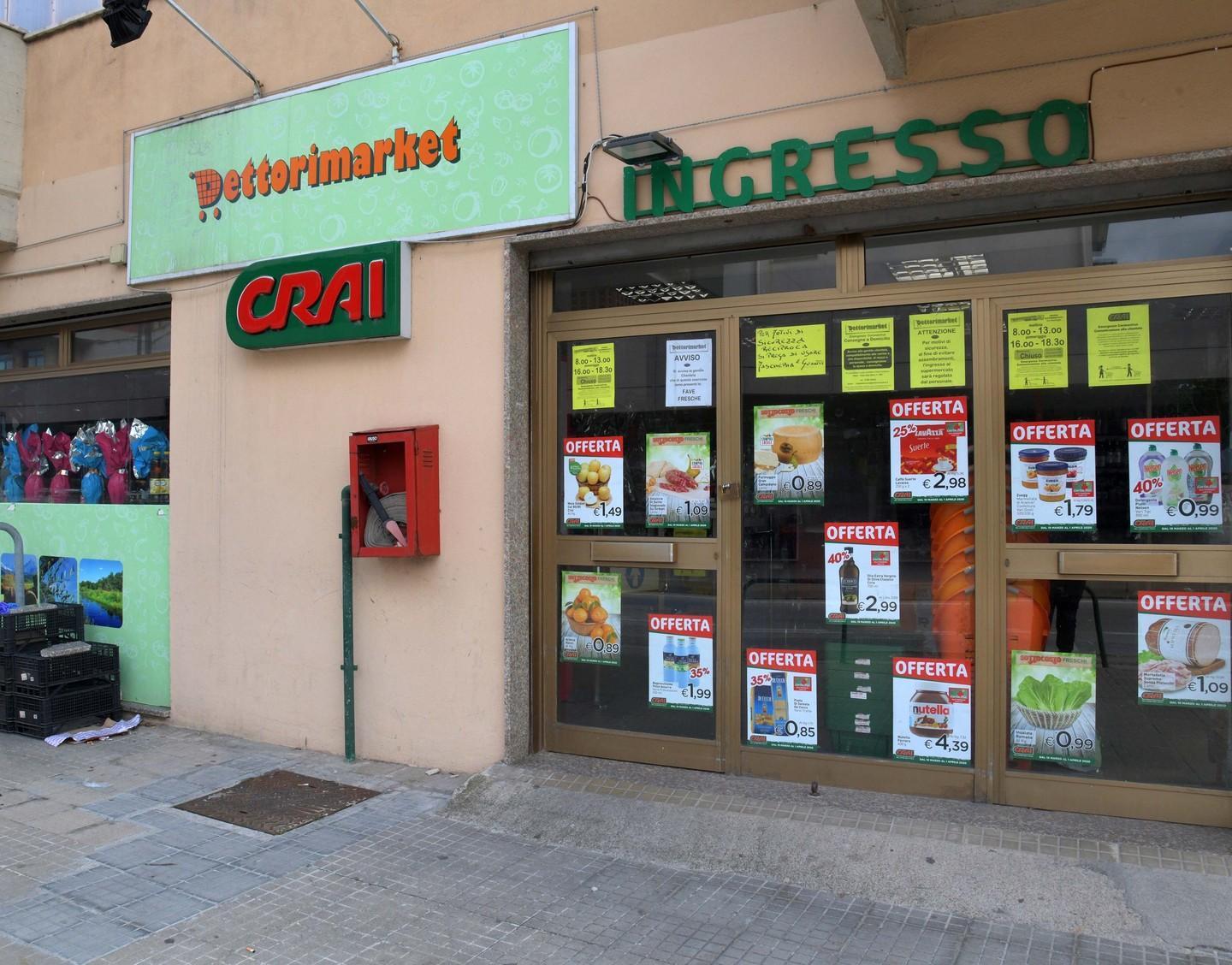 Colpo notturno al market arrestati due giovani ladri 