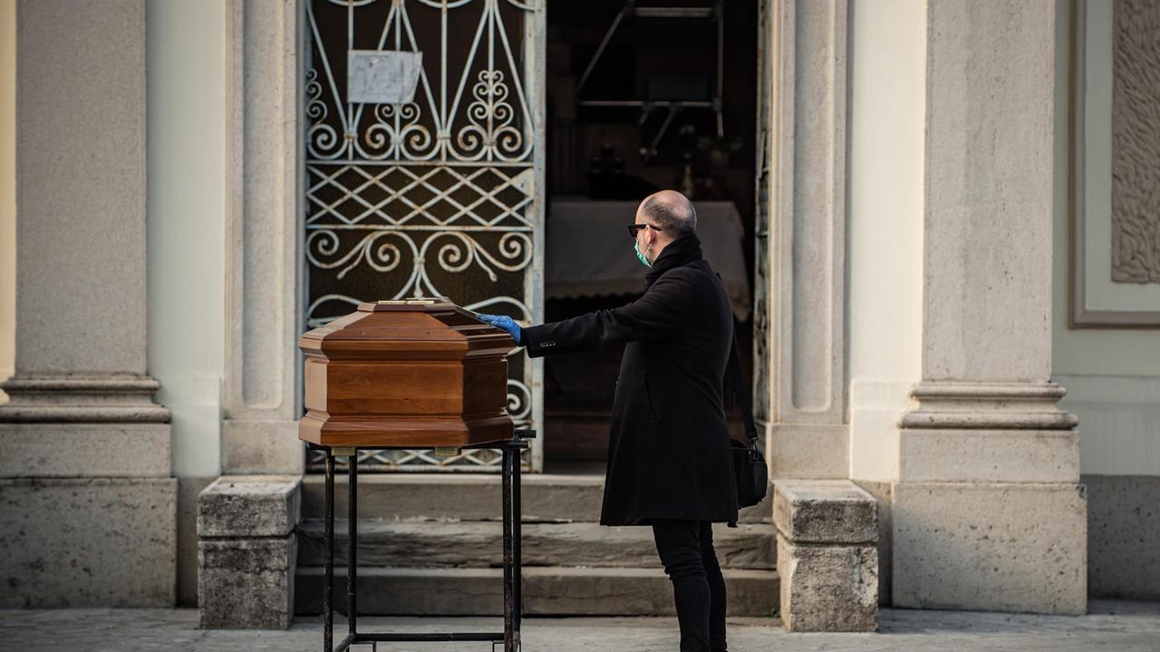 Modena L’addio è una preghiera al telefono «Sono funerali senza umanità»