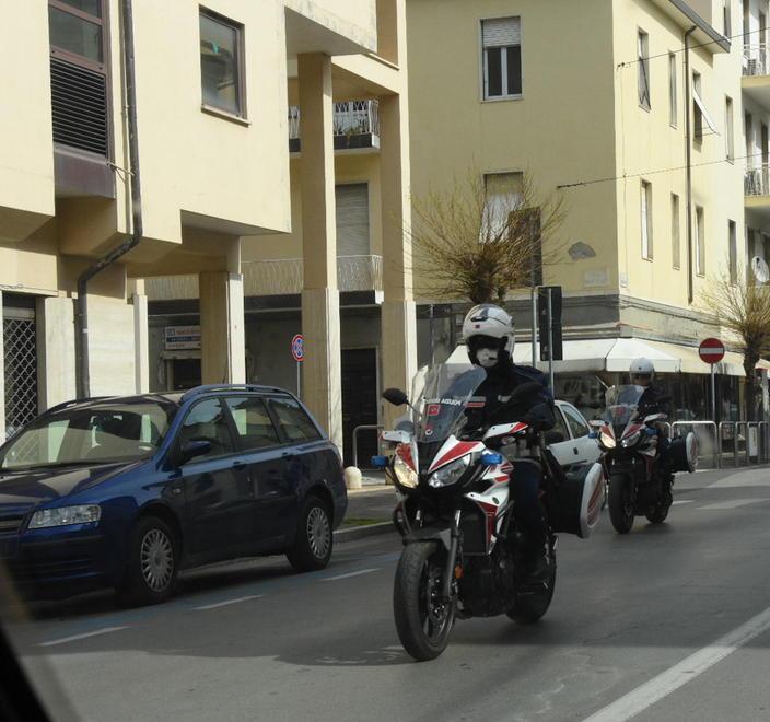 La scusa: «Cercavamo il cane, è fuggito». Multata una coppia di fidanzati 