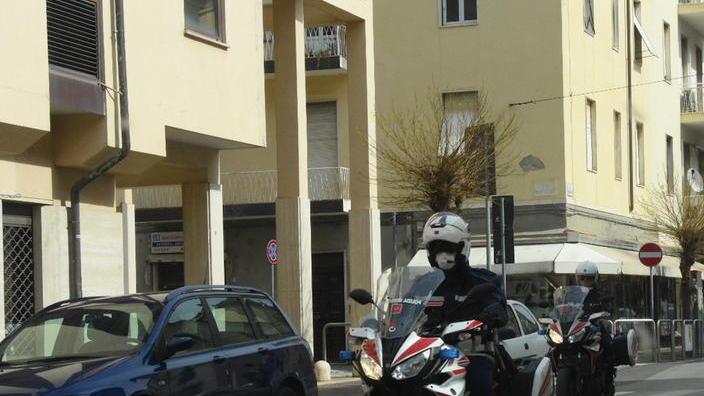 La scusa: «Cercavamo il cane, è fuggito». Multata una coppia di fidanzati