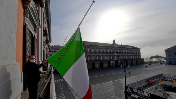 L'Italia omaggia i morti da coronavirus: bandiere a mezz'asta in tutto il paese