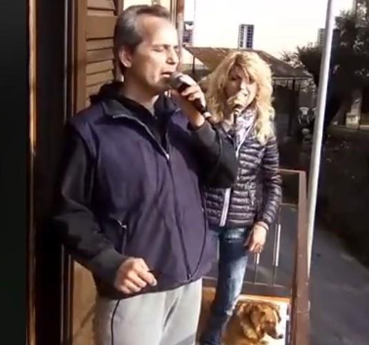 Musica e canti dal balcone, ma un vicino chiama i vigili